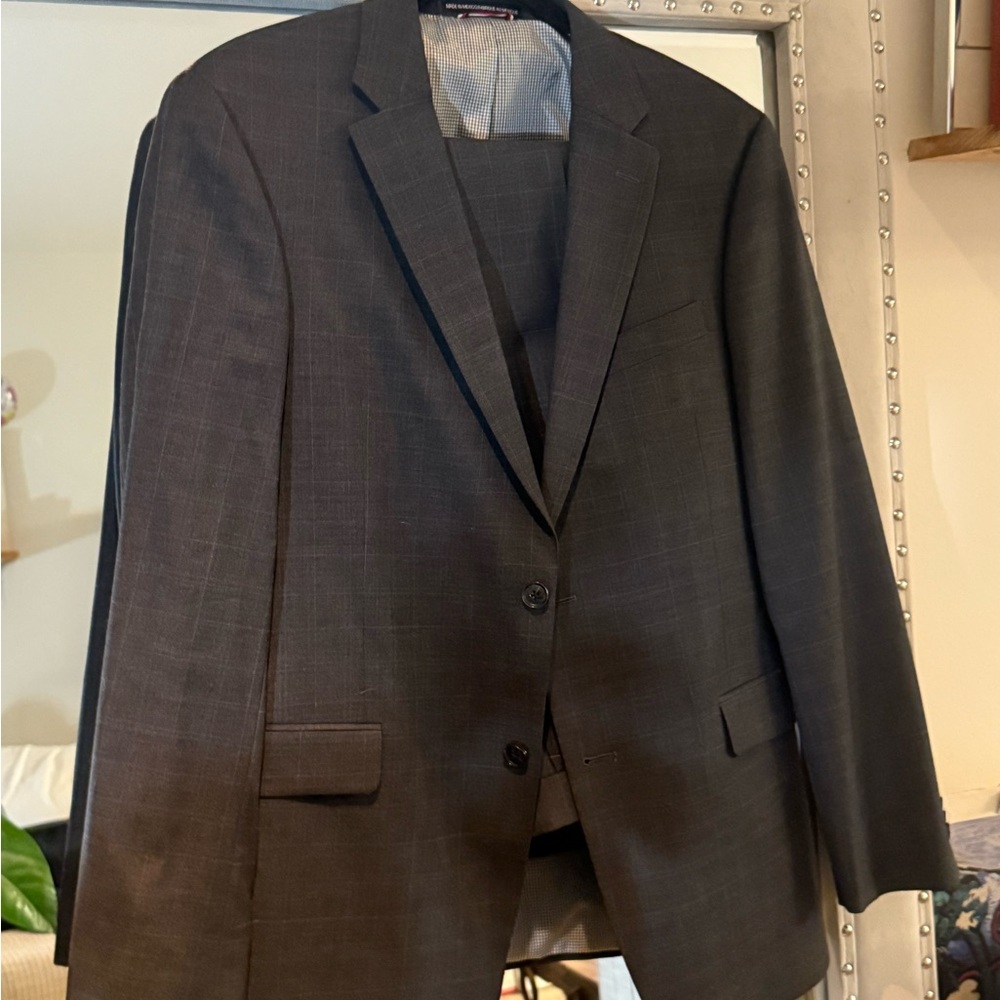 Tommy Hilfiger Suit – 2-Piece Charcoal Gray, Slim Fit (40S / 32×30 approx.)